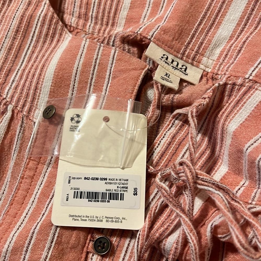 Never worn blouse. It says size XL on the tag but fits L - Picture 3 of 3